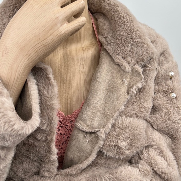 🆕Buckle-Mystree Faux Fur Raw Edge Soft Bomber Jacket Jeweled Sleeves Pockets - Picture 4 of 12